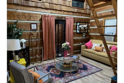 Image de Log Cabin on Main St. In the ❤️ of Winston Salem. Sleeps 4 comfortably.