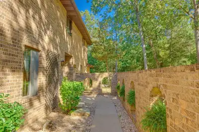 Image de Huge 3 Story House Minutes From The Lake!