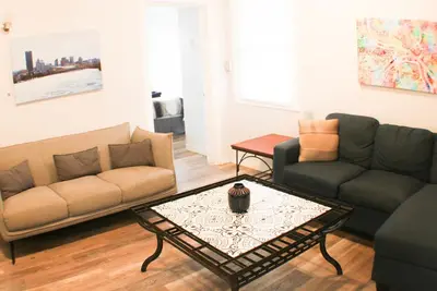 Image de California Ave Quarters-2 Bedroom w/ Easy Parking!