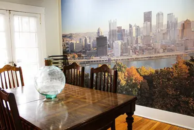 Image de Red Door Apt - Spacious - Sleeps 8 -Prime Location