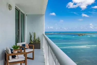 Beautiful apartment King + 2 Queens Free parking