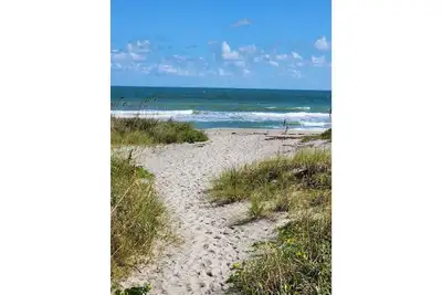 Image de Cocoa Beach Condo, Steps from Beach.