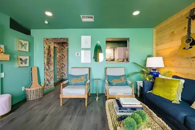 Image de Riverfront Condo |Pool |Walk to Broadway |Sleeps 4