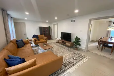 Image de 5th St Getaway · Totally renovated large family getaway! King bed