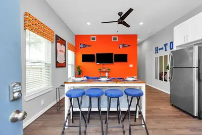 Image de Downtown|Sleeps 6| 6 min to MinuteMaid|10 min to Med Ctr