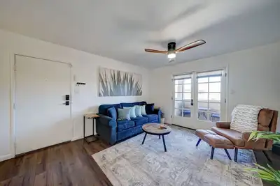 Image de Upstairs Corner Condo - Gated and Close to Old Town