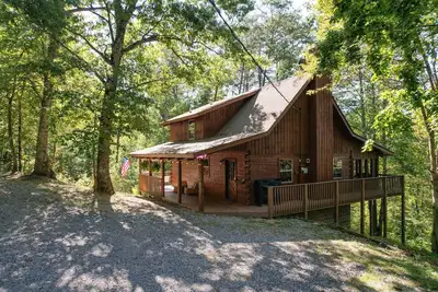 Image de 4 Cabins, Sleeps 26 | Hot Tubs, Firepit, Game Room, Mtn Views | Dudley Buyout