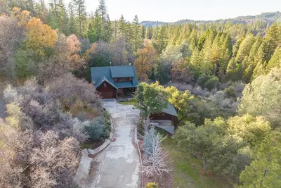 Image de Murph Lodge- 4br w\/Ac, Hot Tub, Billiards, Ping Pong and More!