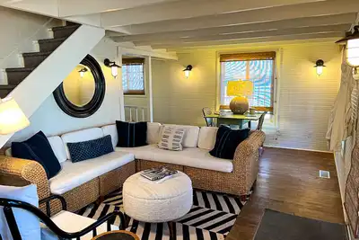 Image de Modernized, 100+ year-old Clear Lake Cottage just steps from the lake & Pm Park.