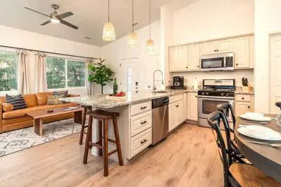 Image de 45 Grasshopper Lane, Sedona · Red Rock Views, Hot Tub, New & Modern, Walk To All