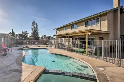 Image de 'Breeze By the Pool' Chula Vista Home w/ Game Room