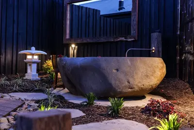 Image de Come for the delicious 2. 6 tonne outdoor bath. Stay for everything else!