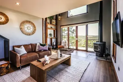 Image de You can see three extinct volcanos from this villa atop a massive plateau