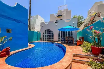 Image de Secluded 4 Br w/ Private Pool.