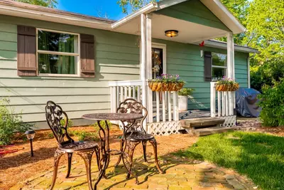 Image de Cozy cottage on beautiful Chickapoo Farm with amazing views.