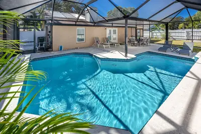 Image de Tastefully updated, Heated Pool, 10 min to Beach!