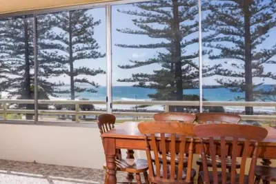 Image de Directly across the road from Burleigh Beach.