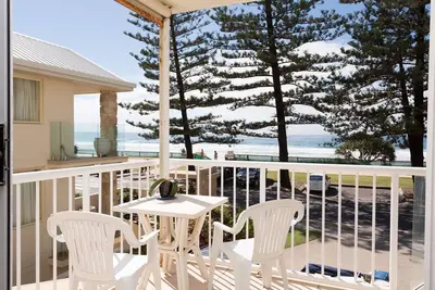 Image de Lovely 2-bedroom beachfront unit with pool