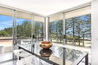 Image de Lovely 3 bedroom top floor unit -3 story walkup