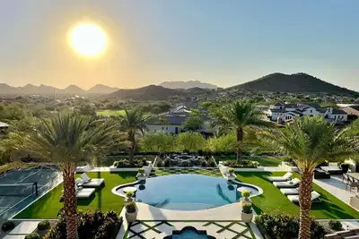 Image de Luxury Resort Style Smart Home with Heated Pool and Spa