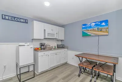 Image de 125 Atlantic Avenue Unit D - Pet Friendly! Walk To the Beach and Pier! 1br -1ba - Sleeps 2-4 guests!