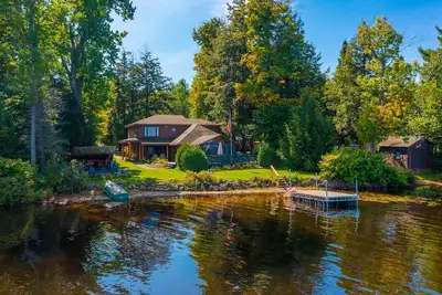 Image de Bridgeview- Luxury Waterfront on Lake Simond
