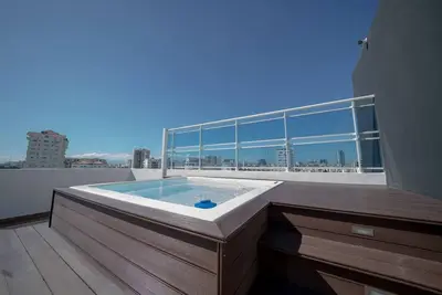 Image de Profitez d'un élégant 3br 3, 5b avec vue sur l'océan et le centre-ville