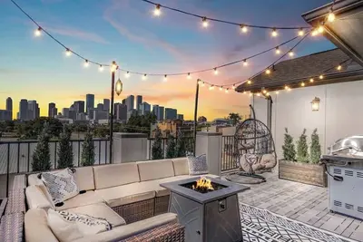 Image de Luxury Downtown Home w Rooftop Deck in the Skyline