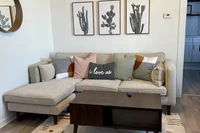Image de Cute remodeled 2 bedroom with office, long drive way, and 75” Tv.