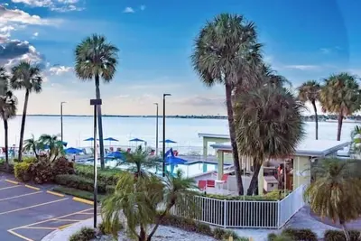 Image de Waterfront Retreat - Waves & Wellness, Serene Views