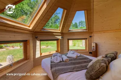 Image de Cabane spa belle étoile hébergement insolite en Dordogne avec Jacuzzi privatif.