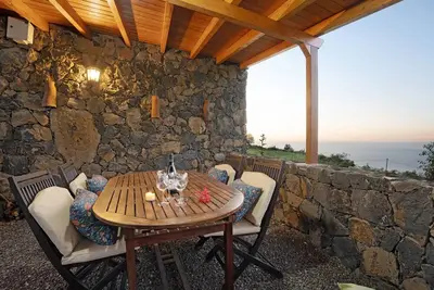 Image de Maison de vacances \"El Nogal\" avec vue sur la mer, terrasse privée et Wi-Fi.