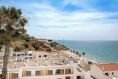 Image de Appartement 'T3 Duplex Albufeira' près de la plage avec vue sur la mer, terrasse privée et Wi-Fi.