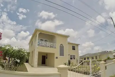 Image de Spacious and breezy. Just steps to the beach!