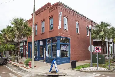 Image de In the heart of downtown Apalach w/ restaurants, shops & waterfront within steps