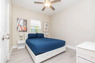 Image de New Downtown Townhouse with Grill, Pergola & Gazebo