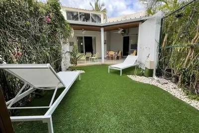 Image de Villa tropicale avec piscine partagée et à 2 minutes de la plage