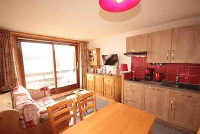 Image de 150m des commerces, 2ème étage, vue pistes de ski, balcon, télévision, casier à ski, 25m²