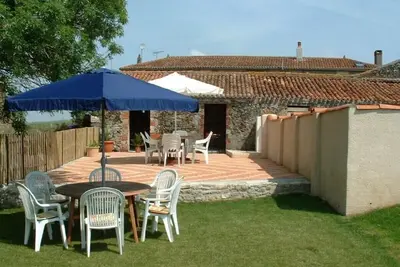 Image de Traditional Vendeen Farmhouse incorporating 3 gites. Family-friendly.