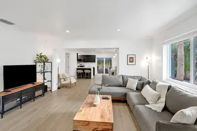 Image de Quiet Escape | Private Yard/Bbq | Walk 2 Downtown