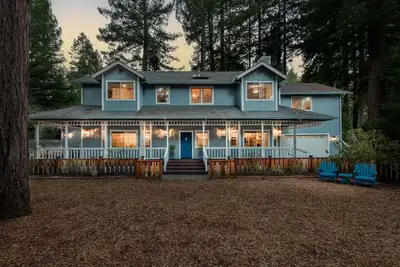 Image de The Bluebird's Burrow~ Ev Charging/ Hot Tub/ Firepit/ Game Room
