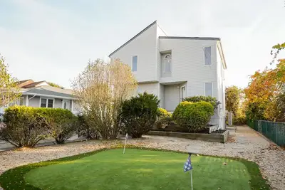 Image de 3 Story Beach Waterview, 3 King bed, golf putting green!