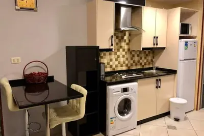Image de Contemporary studio 13 mins to downtown- few steps to great foods, cafes, shops