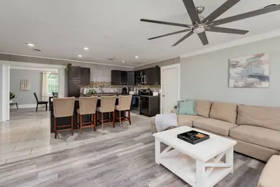 Image de Spacious Kitchen, Living, & Sunroom w/King Bed