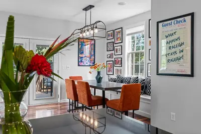 Image de Vibrant + Stylish Modern Home in Heart of Downtown