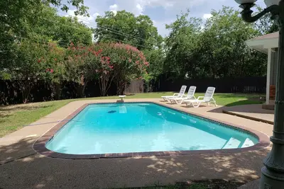 Image de The Red Hen: Staycation! Swimming, Man Cave, Atari
