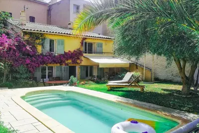 Image de Maison provençale en plein centre-ville de Sanary, avec jardin et piscine privés