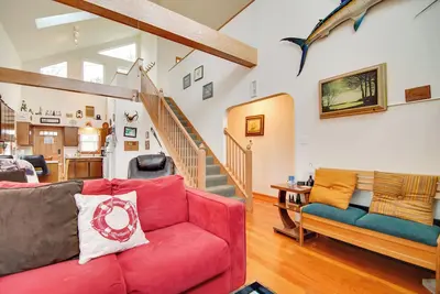 Image de Twin Lakes Home - Walk to Lake Elizabeth!