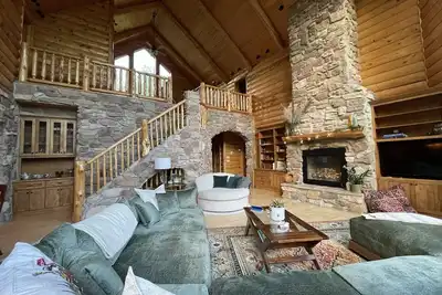 Image de Must Stay- Gorgeous Secluded Log Cabin! (15 min from downtown)