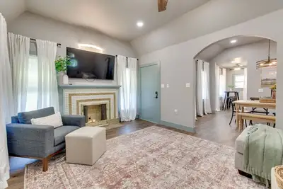 Image de Charming 2 bed/1 bath Tudor - Near Plaza & Midtown